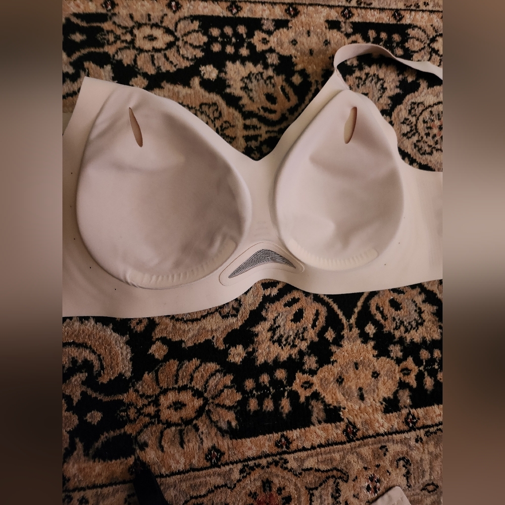 Seamless Nude Wireless Support Bra - Comfortable Everyday Shape - Picture 2 of 4